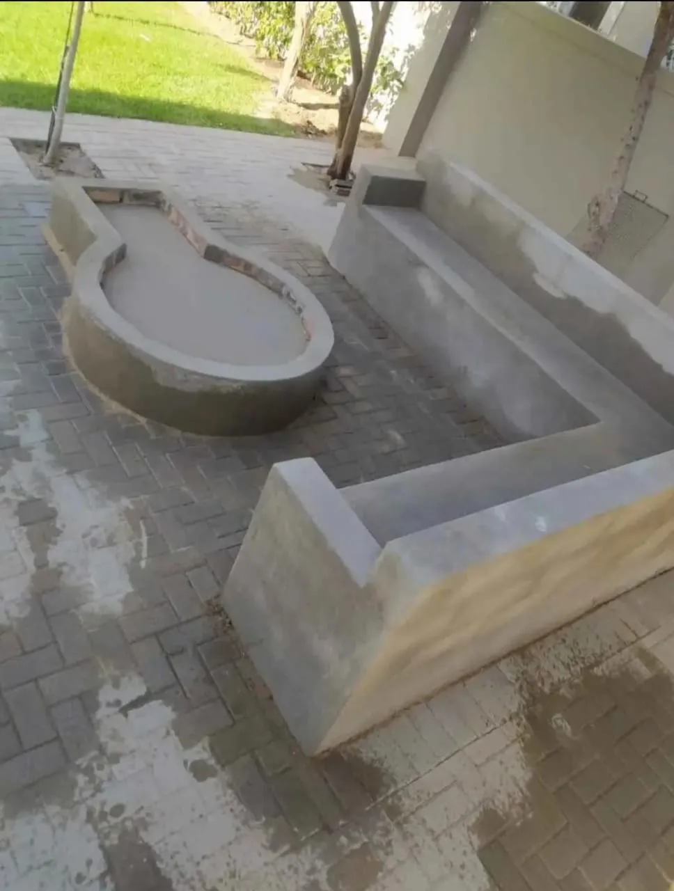 Curved plastered bench under construction