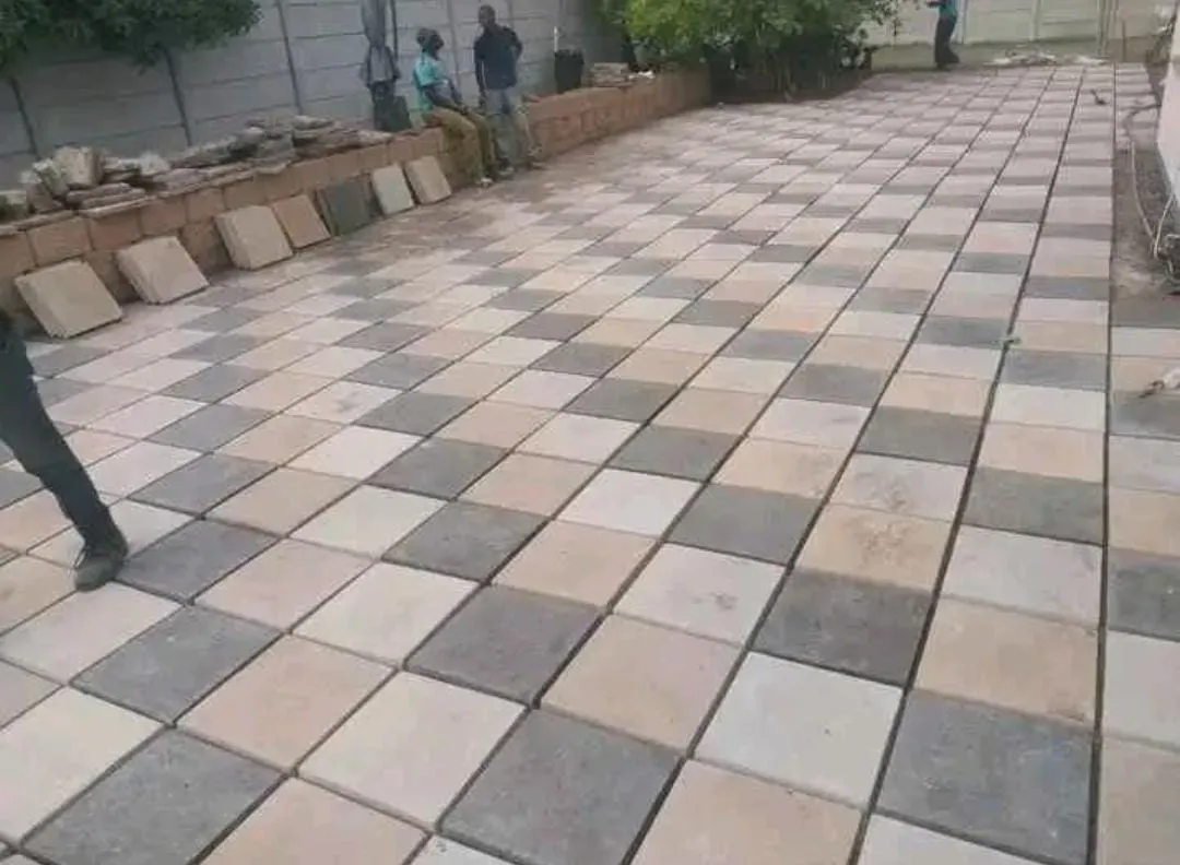 Large patio in two-tone square pavers